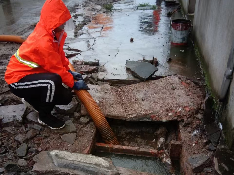 天峨专业清理污水池 炜誉市政以规范流程守护城市 “肠道”