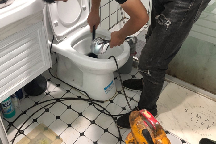 天峨马桶堵塞自己疏通还是找师傅?专业上门服务让你省时更省心